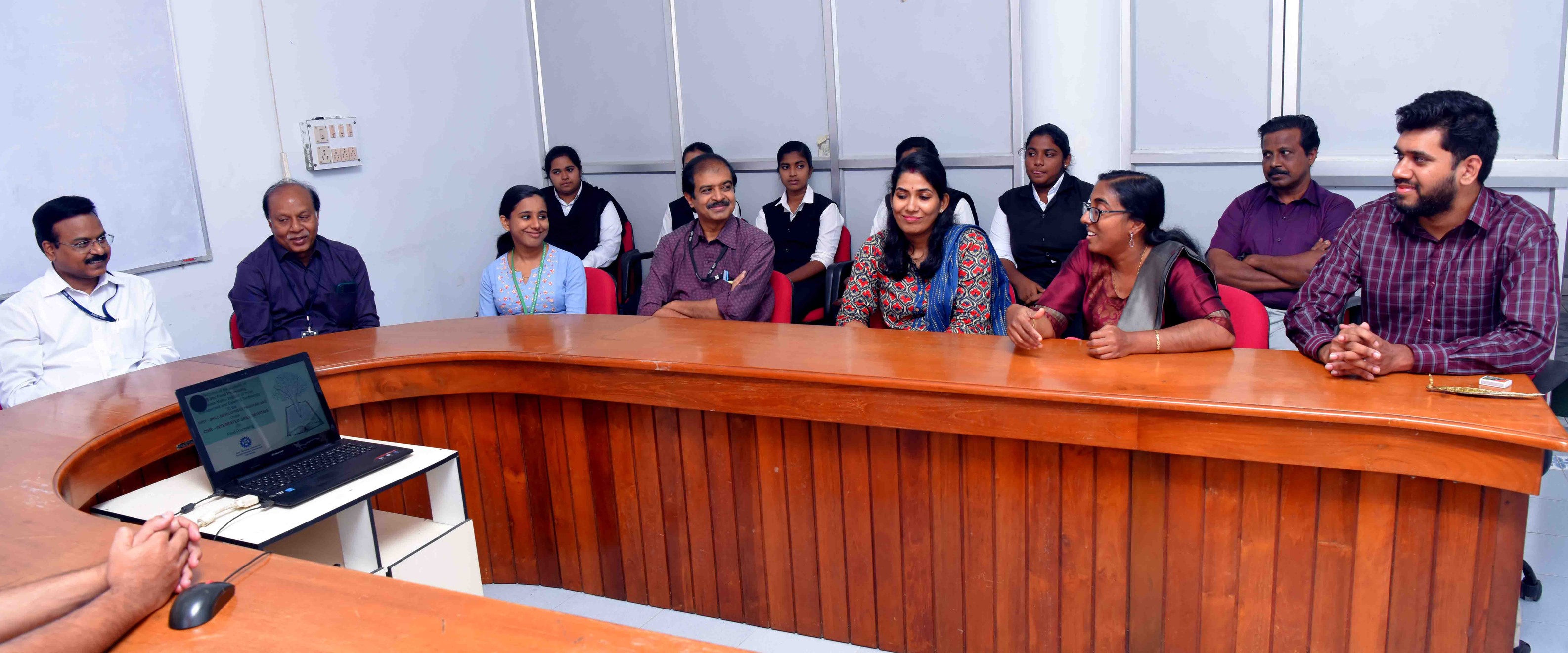 लूर्डेस माथा इंस्टीट्यूट ऑफ होटल मैनेजमेंट एंड कैटरिंग टेक्नोलॉजी इंस्टीट्यूट के बी. वोक खाड़ी प्रसंस्करण विद्यार्थियों के लिए "खाद्य प्रसंस्करण और विश्लेषण" पर कौशल विकास प्रशिक्षण कार्यक्रम का उद्घाटन किया