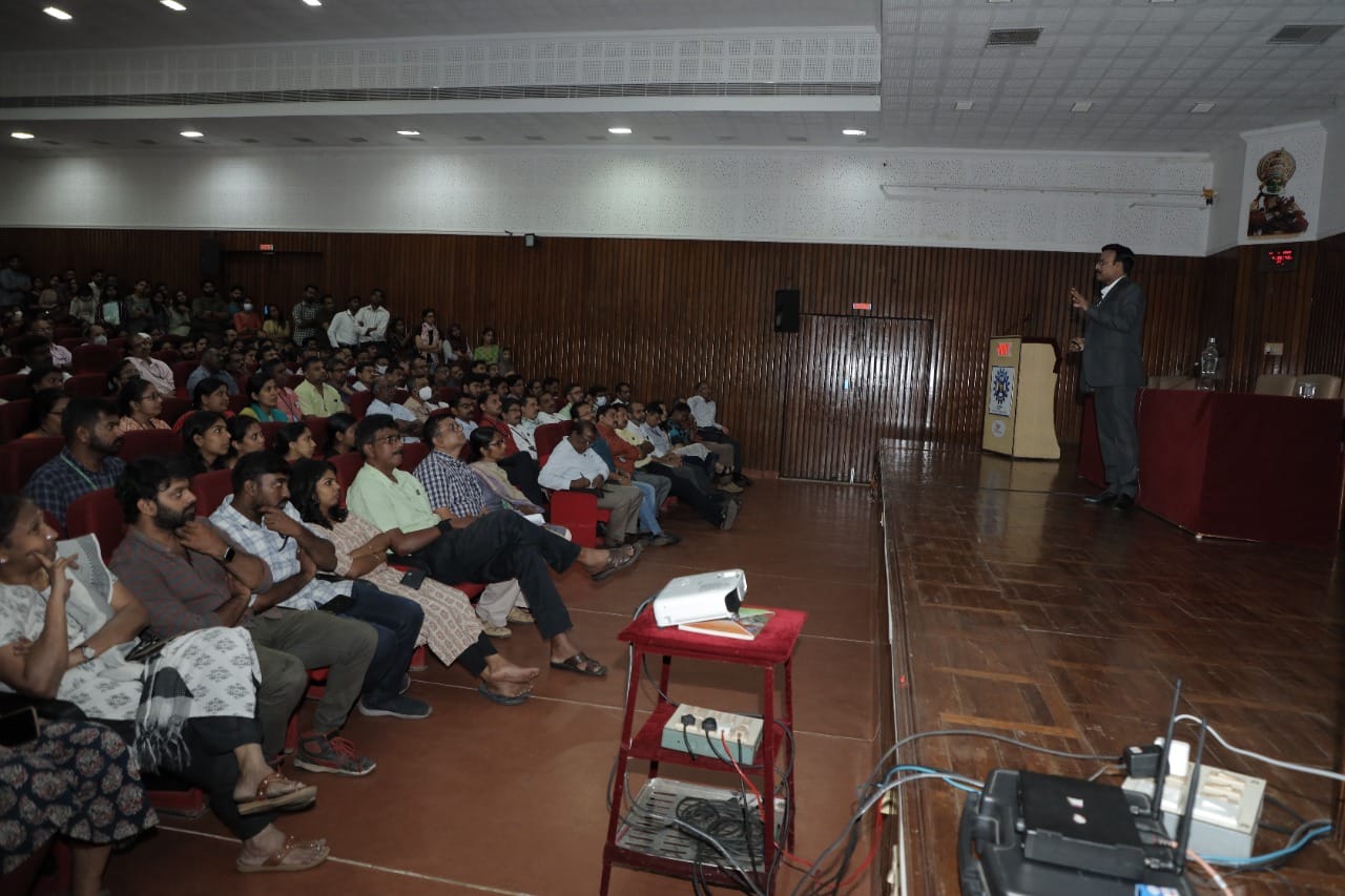 निदेशक, सीएसआईआर-एनआईआईएसटी ने राष्ट्रीय युवा दिवस के अवसर पर "विज्ञान के साथ मेरा आकर्षण: एक परिवर्तनकारी यात्रा" पर एक व्याख्यान दिया।