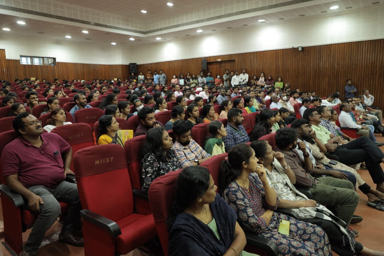 निदेशक, सीएसआईआर-एनआईआईएसटी ने राष्ट्रीय युवा दिवस के अवसर पर "विज्ञान के साथ मेरा आकर्षण: एक परिवर्तनकारी यात्रा" पर एक व्याख्यान दिया।