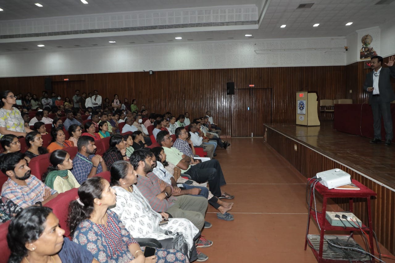 निदेशक, सीएसआईआर-एनआईआईएसटी ने राष्ट्रीय युवा दिवस के अवसर पर "विज्ञान के साथ मेरा आकर्षण: एक परिवर्तनकारी यात्रा" पर एक व्याख्यान दिया।