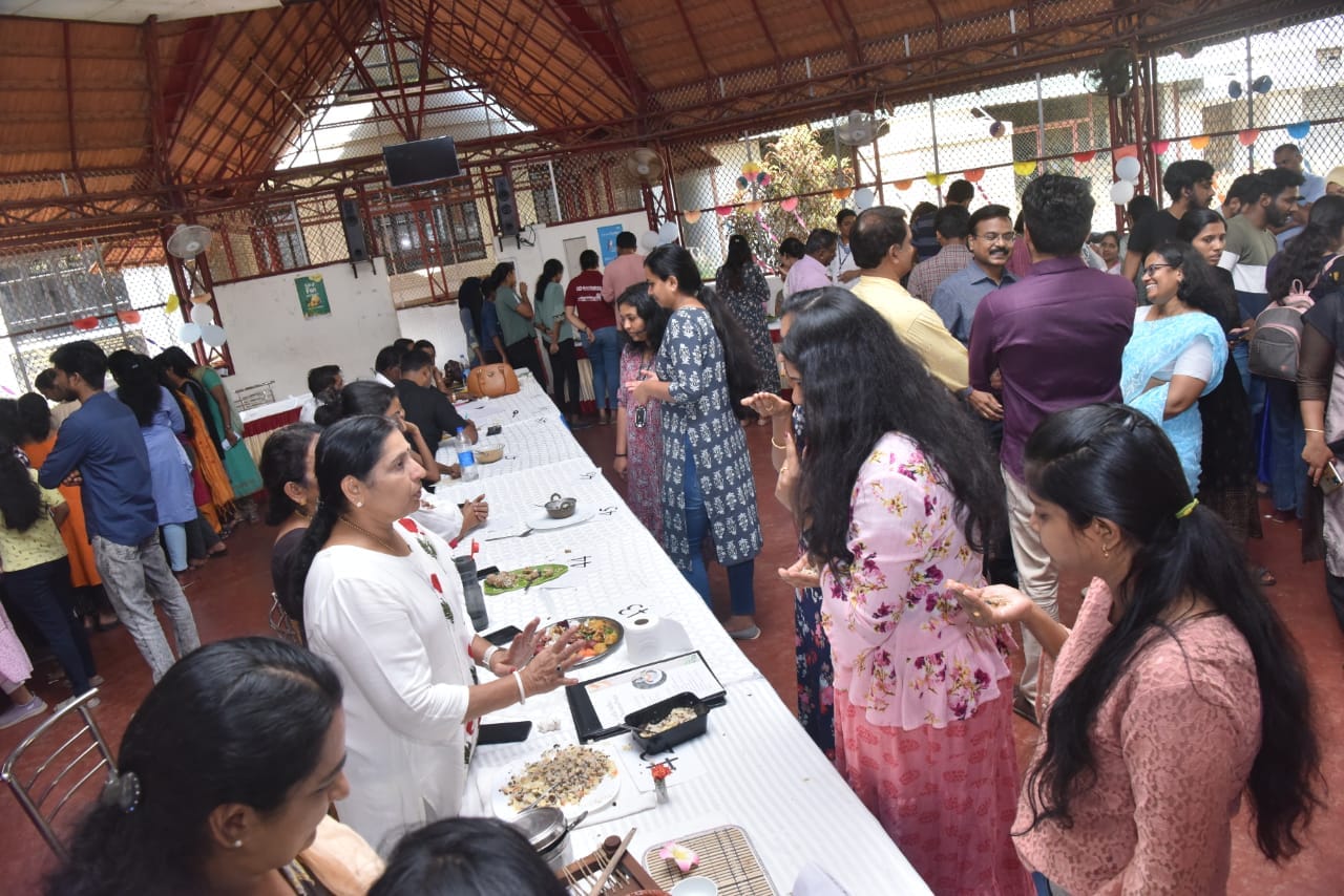 सीएसआईआर-एनआईआईएसटी में आगामी एक हफ्ता एक लैब कार्यक्रम के मौके पर छोटा अनाज महोत्सव के हिस्से के रूप में सीएसआईआर-एनआईआईएसटी में आयोजित होने वाली व्यंजन प्रतियोगिता की स्क्रीनिंग सीएसआईआर एनआईआईएसटी में आयोजित की गई। 