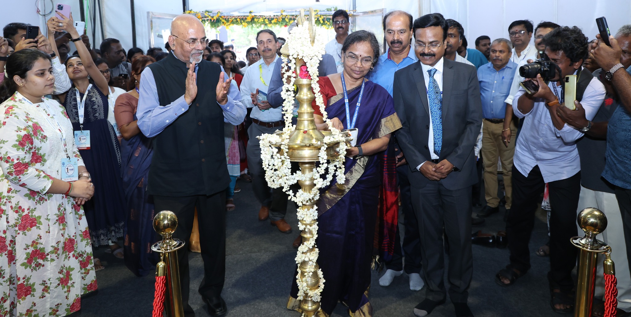 डॉ. एन कलैसेल्वी, सचिव, डीएसआईआर, महानिदेशक, सीएसआईआर ने छोटा अनाज महोत्सव के साथ-साथ सीएसआईआर-एनआईआईएसटी द्वारा एक सप्ताह एक प्रयोगशाला कार्यक्रम के हिस्से के रूप में आयोजित प्रदर्शनी स्टाल का उद्घाटन किया। 