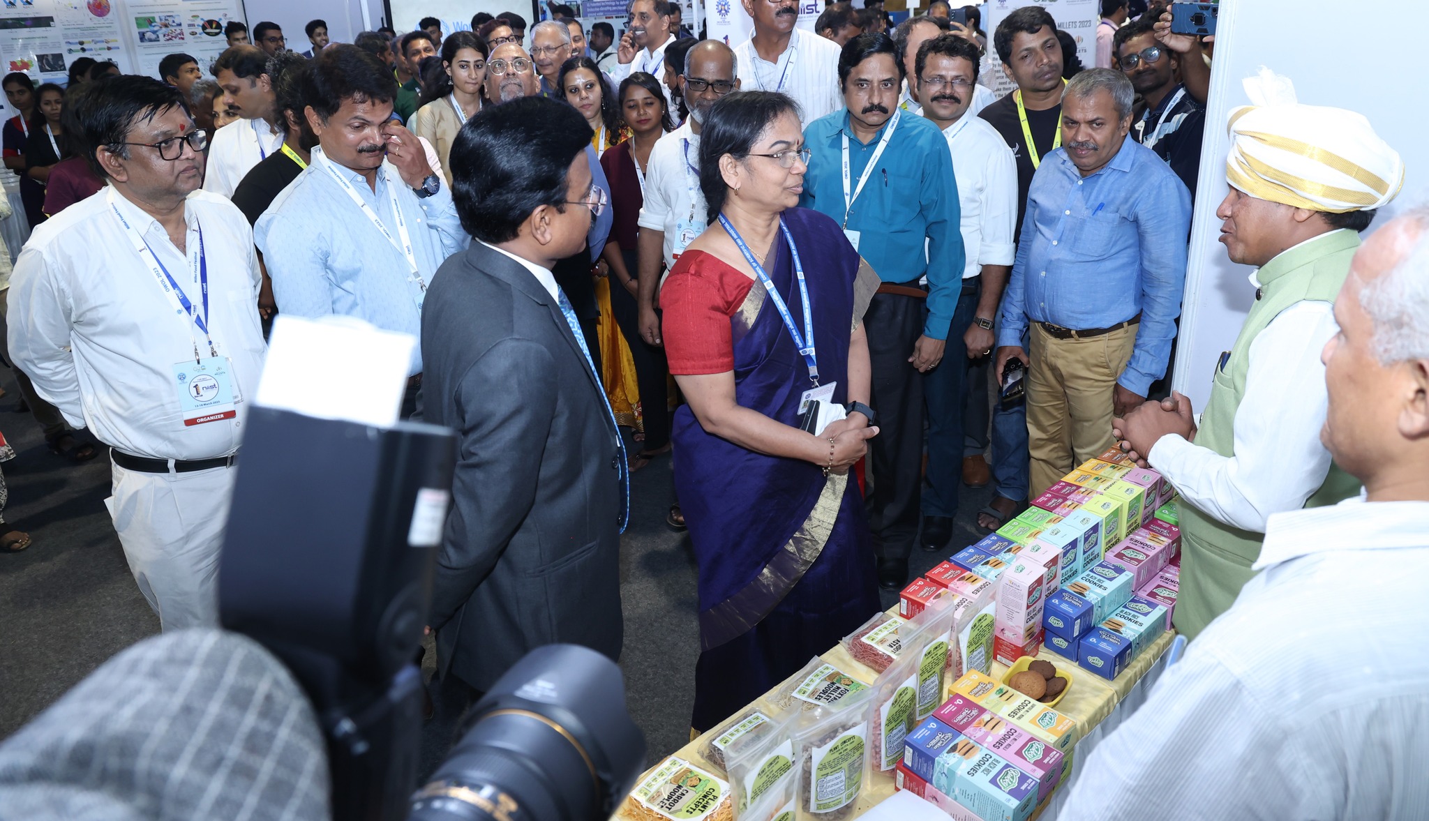 डॉ. एन कलैसेल्वी, सचिव, डीएसआईआर, महानिदेशक, सीएसआईआर ने छोटा अनाज महोत्सव के साथ-साथ सीएसआईआर-एनआईआईएसटी द्वारा एक सप्ताह एक प्रयोगशाला कार्यक्रम के हिस्से के रूप में आयोजित प्रदर्शनी स्टाल का उद्घाटन किया। 