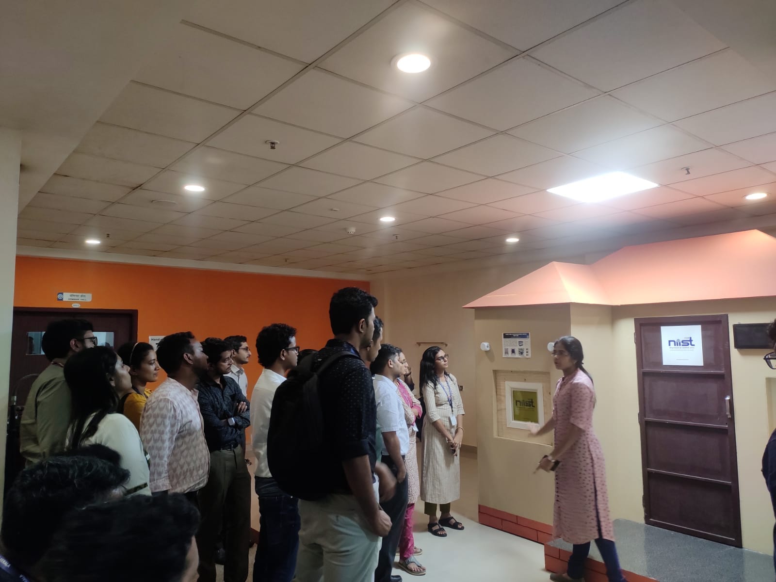 सीएसआईआर-एनआईआईएसटी जिज्ञासा ने 12 जून, 2023 को वैज्ञानिकों और 104 केरल प्रशासनिक सेवा अधिकारी प्रशिक्षुओं के पहले बैच के साथ एक बातचीत कार्यक्रम का आयोजन किया।