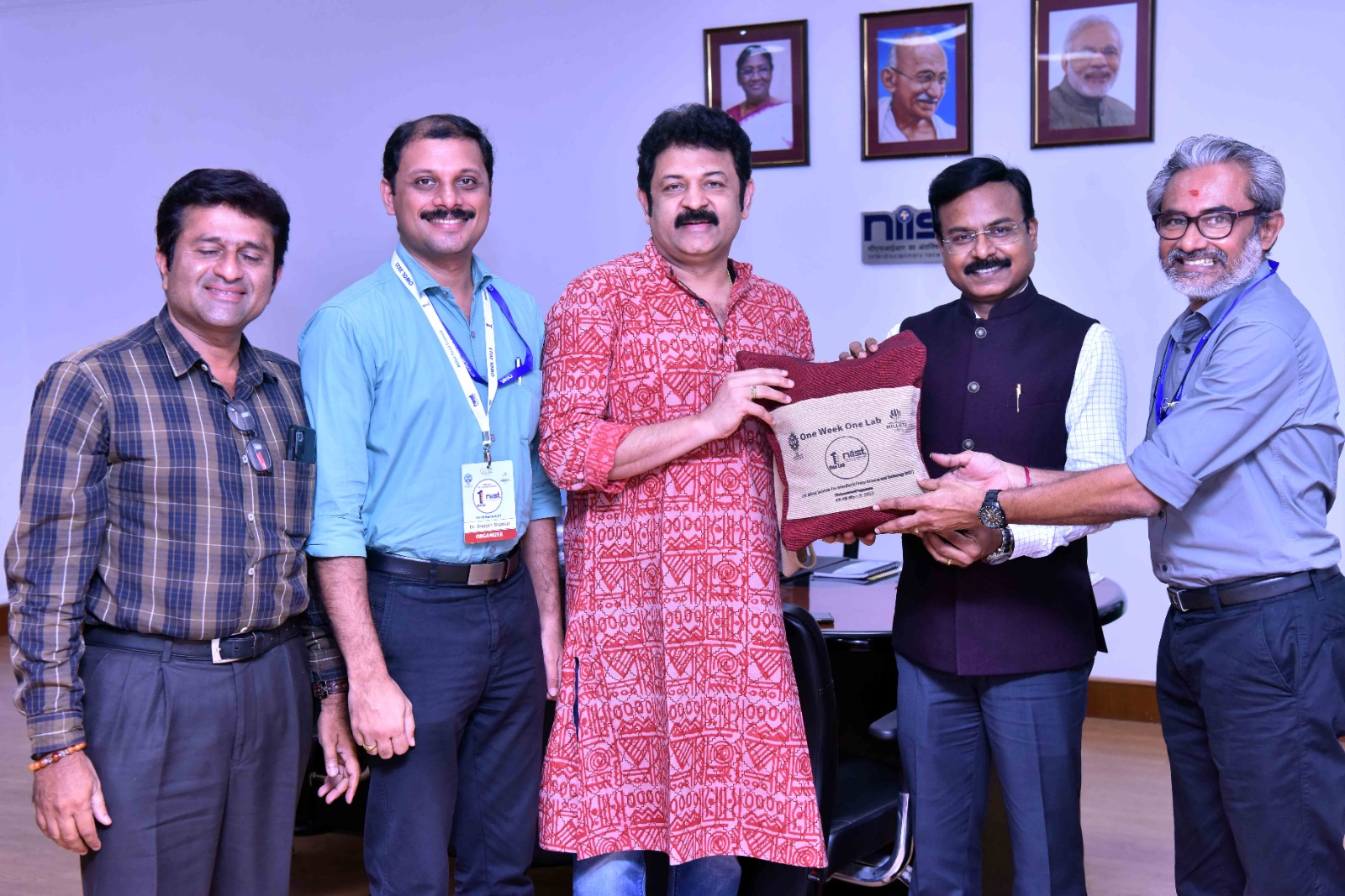 प्रसिद्ध अभिनेता श्री कृष्ण कुमार ने सीएसआईआर - एनआईआईएसटी का दौरा किया और ओडबल्यूओएल कार्यक्रम और छोटा अनाज महोत्सव में भाग लिया