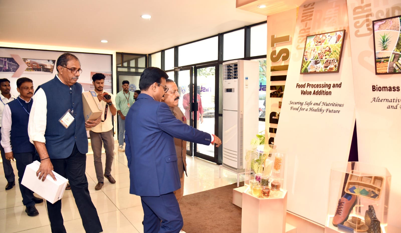 Dr. Jitendra Singh, Hon’ble Minister of Science & Technology, inaugurated the newly established exhibition area at CSIR-NIIST
