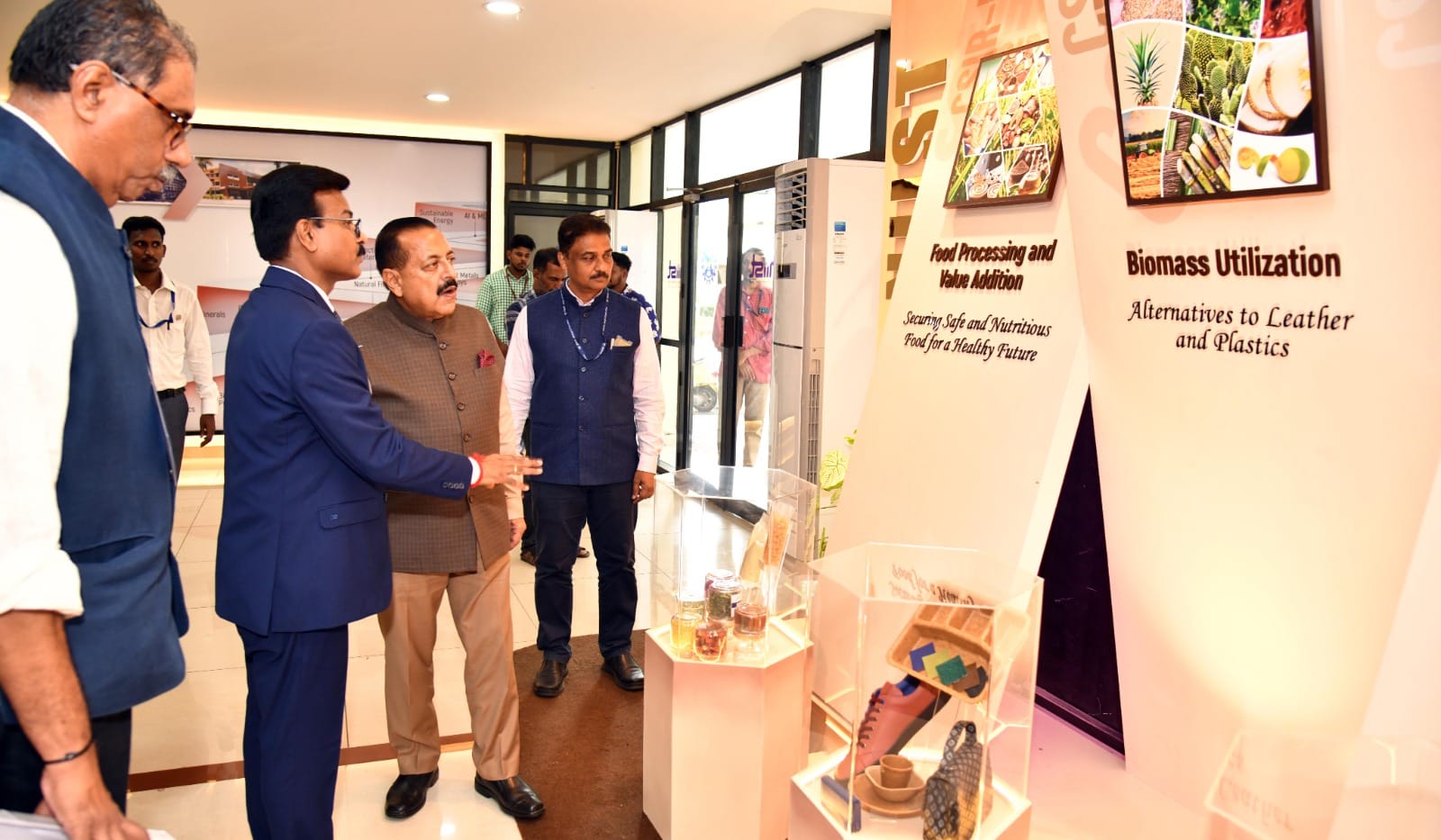 Dr. Jitendra Singh, Hon’ble Minister of Science & Technology, inaugurated the newly established exhibition area at CSIR-NIIST