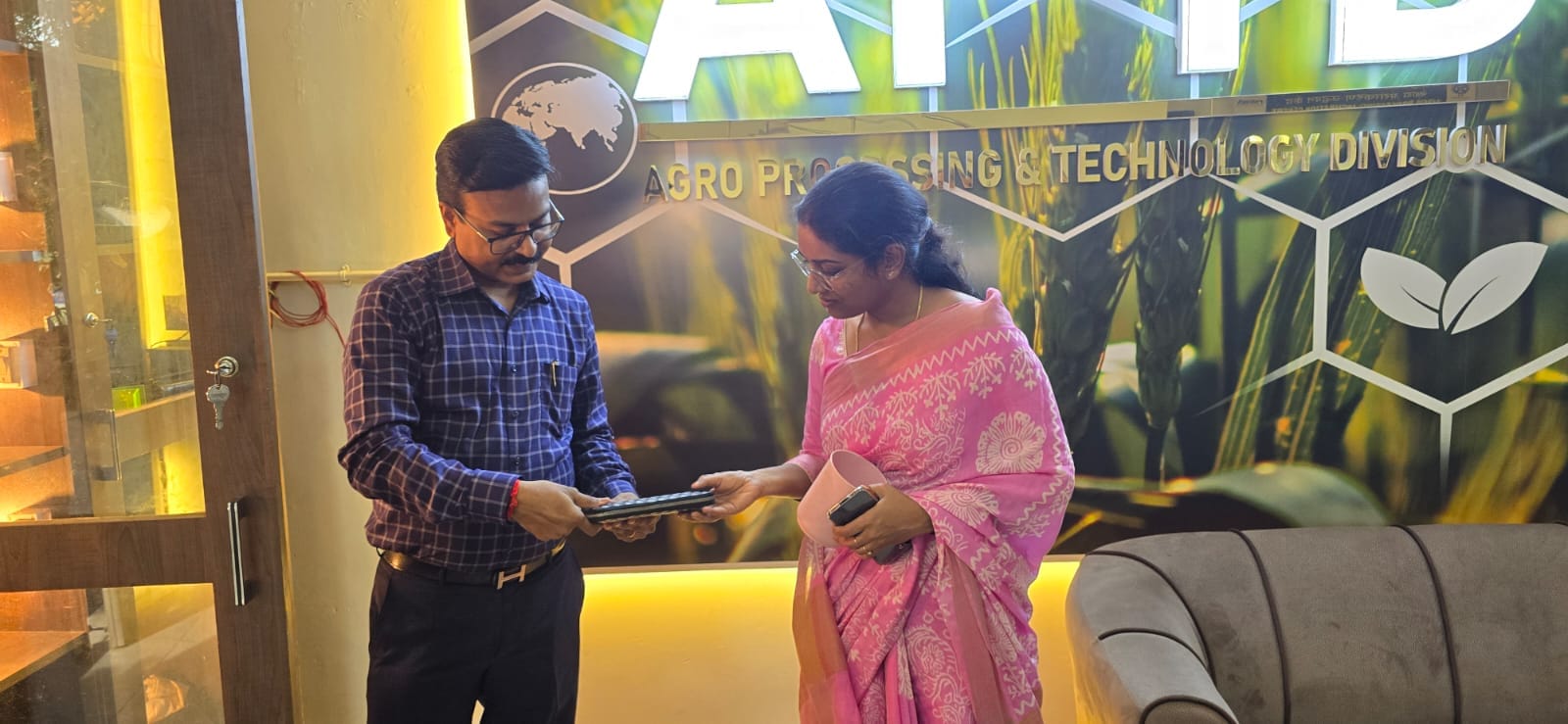 Smt. Laya Maddur IAS, Hon'ble Secretary for Science, Technology and Climate Change, Government of Assam visited the newly created Showcase and R&D facilities at CSIR-NIIST