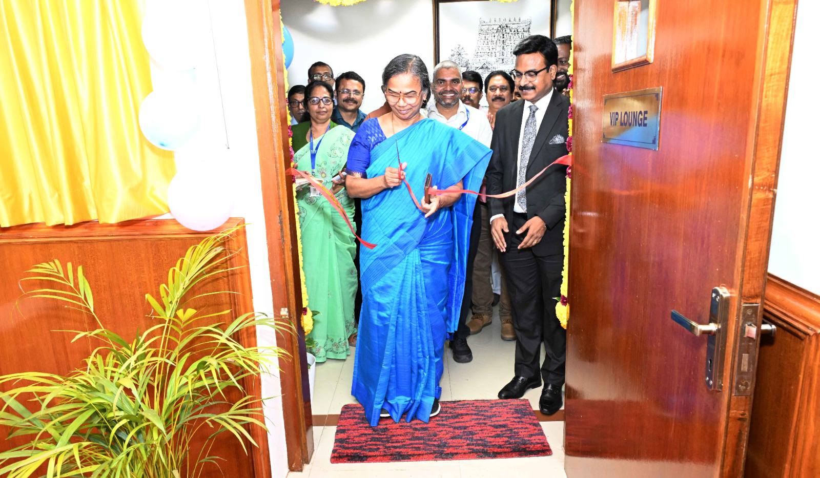 Dr. (Mrs.) N. Kalaiselvi, Secretary DSIR and DG CSIR, inaugurated the newly set-up VIP Lounge at CSIR-NIIST