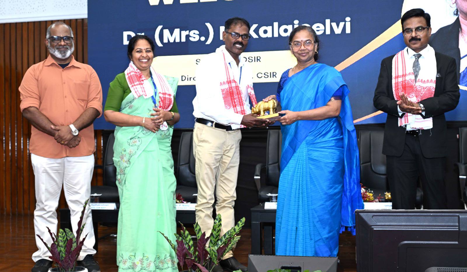 Dr. (Mrs.) N. Kalaiselvi addressed CSIR-NIIST and felicitated the dedicated NIIST family members who played a vital role in the success of IISF-2024